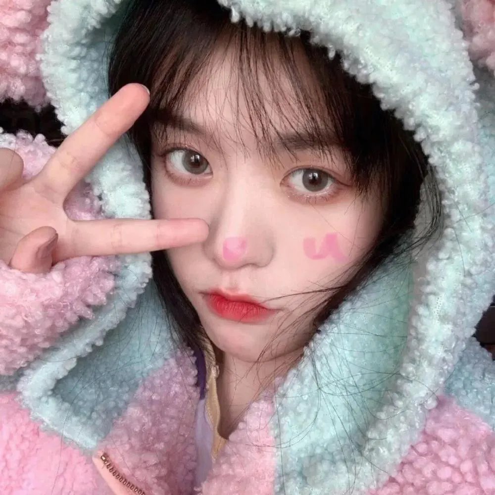 摩纳哥女孩海报